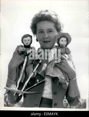 7. Juli 1954 - Puppen 07.07.54 im Wandel der Zeit Ausstellung. Eine Presse-Preview fand heute Nachmittag die Puppen durch Alter Ausstellung, einen eindeutigen Anzeigenamen von Puppen, Puppenstuben und Möbel, zugunsten der größeren London Fonds für Blinde, die morgen um 45, Park Lane eröffnet. Keystone-Fotoshows: Miss Odette Churchill hielt ihr zwei Lappen Puppen die sie während der Kriegsgefangenschaft in transparente Gefängnis, Deutschland gemacht. Stockfoto