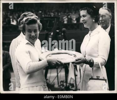 7. Juli 1954 - '' Little Mo'' gewinnt Damen Einzel-Titel wieder einmal... Louise Brough in Wimbledon schlägt. Bild zeigt: '' Wenig No'' Maureen Connolly erhält die Platte von der Herzogin von Kent - nachdem sie Louise Brough um die Damen-Einzel-Meisterschaft-Titel bei Wimbledoh heute Nachmittag behalten geschlagen hatte. Stockfoto