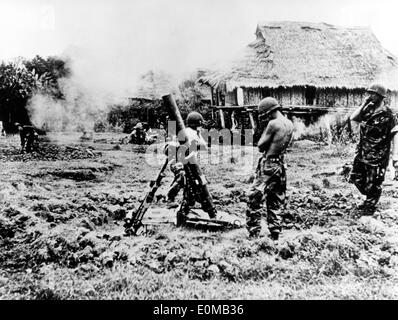 Französische Soldaten schießen einem Granatwerfer an Dien Bien Phu Stockfoto