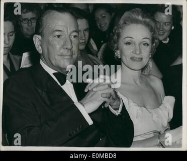 6. Juni 1954 - MARLENE DIETRICH kommt IN LONDON besucht NOEL COWARD neue SHOW '' nach dem BALL'': Marlene Dietrich, die '' glamourösen Großmutter '' kam in London Form New York gestern im Kabarett in einem Londoner Nachtclub am Montag erscheinen. Letzte Nacht ging sie mit Noel Coward zu seinem neuen '' nach dem Ball'' spielen sehen im Globe Theatre. Foto zeigt Marlene Dietrich und Noel Coward am Globe Theatre gestern Abend im Publikum sitzen. Stockfoto