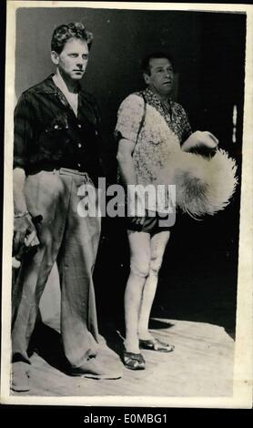 19. Juli 1954 - britische Stars im Urlaub in Italien, Laurence Olivier in Portofino; Vivien Leigh und ihrem Ehemann Sir Laurence Olivier sind im Urlaub in Portofino, Italien als Gast von Rex Harrison und seiner Frau Lili Palmer. Foto zeigt Jean Pierre Aumont und Laurence Olivier gekleidet für das Wetter während ihres Urlaubs in Portofino. Stockfoto