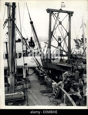 4. August 1954 - arbeiten Admiralität Bergung Organisation über die Aufhebung der französischen Zerstörer in den Clyde. Die Admiralität Bergung Oraganisation arbeiten jetzt an was ist wahrscheinlich ihre größte Hebevorgang, die sie in Angriff genommen haben. Es ist auf den französischen Zerstörer? Maille Breze? die sank in den Clyde 1940 wegen Explosion der eigenen Torpedos. Der Lift ist einer von etwa 3.500 Tonnen und Wesen erfolgt durch zwei 1.200 Tonnen und zwei 750 Tonne Admiralität heben Handwerk mit dreißig sechs neun Zoll Taue unter dem Rumpf des Schiffes. Jeder Drache ist 330 Fuß in der Länge Stockfoto