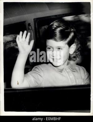 4. August 1954 - Prinz Charles und Prinzessin Anne besuchen Sie ihre Grandmonther auf ihren 54. Geburtstag.: Foto zeigt Prinz Charles sieht, als er Clarence House heute Nachmittag verließ nach dem Besuch seiner Großmutter - die Königin-Mutter, die heute ihren 54. Geburtstag feierte. Stockfoto