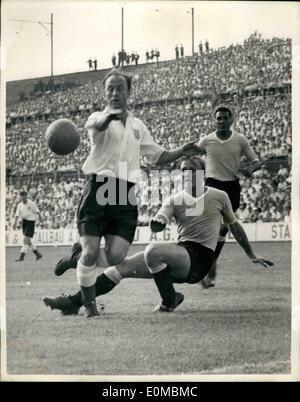 6. Juni 1954 - Uruguay schlug England im Welt Cup Match: England geschlagen wurden durch vier Tore, zwei in der WM-Spiel gegen Uruguay gestern in Basel. Foto zeigt Broadis (England), springt über das ausgestreckte Bein von Martinez (Uruguay), vor dem uruguayischen Tor. Stockfoto