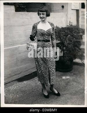 6. Juni 1954 - Wimbledon - erster Tag... Sieht aus wie Leopard Haut. Keystone-Fotoshows: Gloria Butler trägt eine schlankes verglaste Baumwollkleid, das eher Leopardenfell - aussieht, wenn sie den ersten Tag der Wimbledon Championships besuchte. Stockfoto