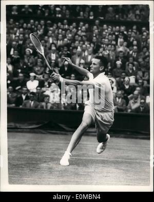 6. Juni 1954 - Wimbledon - erster Tag. Segal (Südafrika) V. Rosewall (Australien). Foto zeigt A. Segal (Südafrika) im Spiel gegen K.R Rosewall (Australien), während heute ihr Match in Wimbledon. Rosewall war der Gewinner. Stockfoto