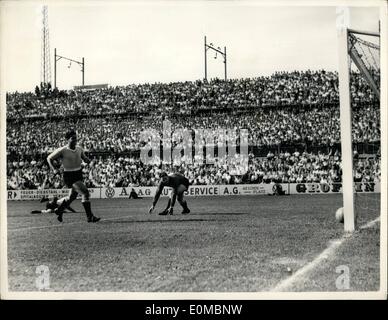 6. Juni 1954 - Uruguay schlagen England im Welt Cup Match: England wurden von vier Tore, zwei in der WM-Spiel gegen Uruguay gestern geschlagen. in Basel. Foto zeigt Lofthouse (England), schlägt den uruguayischen Torwart, Maspoli, Englands erste Tor. Das uruguayische Recht zurück, Santamaria Rennen ins Ziel zu versuchen, den Ball in das Netz zu stoppen. Lofthouse sieht man auf dem Boden hinter ihm. Stockfoto