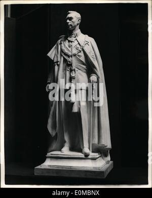 6. Juni 1954 - Sitzung des King George VI National Memorial fund im Mansion House.: Sir Leslie Boyce, als Vorsitzender des Executive Committee der König George VI National Memorial Fund, heute eine Konferenz im Mansion House zu verkünden die Pläne für die Statue des verstorbenen Majestät. Modelle für das Layout der Website waren. Foto zeigt ein maßstabgetreues Modell der Statue von Herrn William McMillan, König George VI werden R.A die Statue aus Bronze, ca. 9'6 in der Höhe. Stockfoto