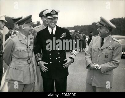 6. Juni 1954 - Duke of Edinburgh Gäste am Mittagessen Form: in eine königliche Marine Admiral Uniform der Herzog scheint einen guten Witz mit Monty (links) und General Alfred Gruenther zu genießen, der Herzog von Edinburgh, die in Paris gestern angekommen war ein Gast, General Gruenther an einem Mittagessen in Form heute gegeben. Stockfoto