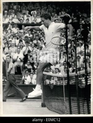 6. Juni 1954 - Wimbledon vierten Tag. Erste gesetzte Spieler erlischt. Phillip Washer, von Belgien, nach einem langen Kampf von über zwei Stunden gegen Kunst Larsen (U.S.A.), schlugen ihn in vier Sätzen, 12-10, 5-7, 6-2, 8-6. Keystone Fotoshows: S. Waschmaschine springt das Netz Hände, nach seinem Sieg in Wimbledon heute zu schütteln. Stockfoto