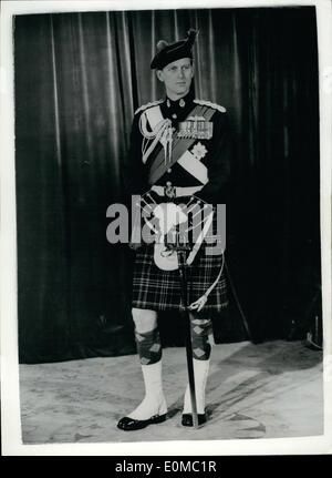 6. Juni 1954 - königlichen Befehl Portrait - Duke of Edinburgh als Oberst-in-Chief Königin besitzen Cameron Highlanders: H.R.H der Herzog von Edinburgh in der Full Dress Uniform als Oberst-in-Chief von der Königin selbst Cameron Highlanders übernahm er diesen Termin letztes Jahr. Der Herzog feierte hid 33rd. Geburtstag heute (10. Juni). Porträt von Baron. Stockfoto