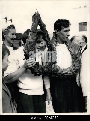 8. August 1954 - vier Männer in einem Boot zurück nach doppelten Überquerung des Atlantiks.: die vier Mitglieder der 62 ft konvertiert Rettungsboot, Widder drei von Ihnen Londonern ersten Abenteurer zu einer doppelten Überquerung des Atlantiks in so kleinen Wohnerlaubnis ein Boot Segel segelten bis der Themse heute. In einem 45-Tonnen-Handwerk hatte sie zweimal den Atlantik überquert. Skipper der Widder war Kapitän C. Harcourt-Smith, Ex-Marine-Offizier, der Marble Arch und die anderen Mitglieder der Besatzung waren Lieut Stockfoto