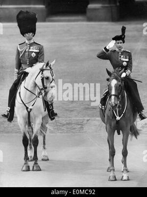 Königin Elizabeth II und Prinz Philip während Trooping die Farbe Stockfoto