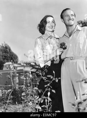 Schauspieler David Niven in seinem Hinterhof mit Frau Hjordis Stockfoto