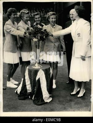 12. Juni 1954 - Wightman Cup in Wimbledon: Fotoshows. Lächeln des Sieges vom Spieler nach ihrem Sieg bei Regen heute Wimbledon getränkt. Herrn TEmplewood, wer die Trophy verliehen ist gesehen mit (von links nach rechts), Doris Hart, Louise Brough, Shirley Fry, (Little Mo) Maureen Connolly und Frau Du Pont (Kapitän). Die Amerikanerinnen gewonnen den Pokal gewann die erste heute. Stockfoto