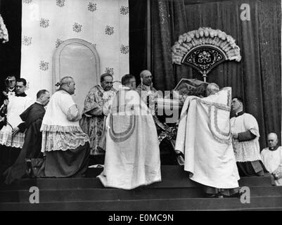 Papst Pius XII. verkündet fünf neue Heiligen Stockfoto