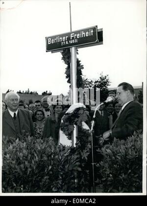16. Juni 1954 - '' Berliner Freiheit''(Berlin Freedom) in Bonn. Zahlreiche Bonner zeigte sich auf den Tag der deutschen Einheit als Bonn, dass Bürgermeister Peter Busen(right) enthüllt eine Straße namens '' Berliner Freiheit''. Federal President Prof. Heuss(left) wurde die Teilnahme an der Veranstaltung. Stockfoto