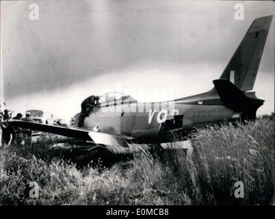 23. Juni 1954 - eine gute fliegenden Fähigkeit und viel Glück gespeichert britische RAF Pilot starb der Motor sein Flugzeug plötzlich zwei Kilometer entfernt von Hamburg. Er schaffte es auf der Autobahn zwischen Hamburg und L? Beck. Das Flugzeug Skid über der Autobahn und in einem Maisfeld. Der Pilot aus dem Cockpit unverletzt kletterte. Stockfoto