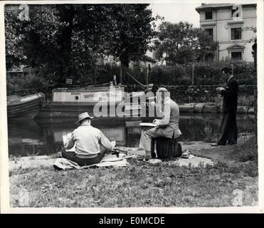 9. August 1954 - Kanal Seite Entspannung. Grand Union Canal bietet reichlich Material für diejenigen, die Entspannung mit Stift und Pinsel suchen. Hier nutzen Sie in Paddington, Mitglieder des Kollegiums der Camden Town Working Men die Aufhellungen. Stockfoto