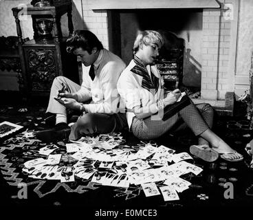 Schauspieler Roger Moore und seine Frau Dorothy Squires umgeben von Fotos Stockfoto