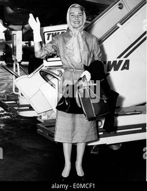 Schauspielerin Betsy Drake winken, als sie in New York ankommt Stockfoto