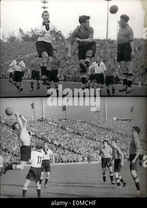 Sep 26, 1954 - Belgien zerstört Fußball Champions 2:0. Im Heysel-Stadion in Brüssel, die deutsche Nationalmannschaft der belgischen Mannschaft ausgesetzt war, verlor 2:0. Immer wieder versuchte der deutschen '' Sturm '' zu durchbrechen die belgische Verteidigung um zu versuchen aufzuholen. Die herausragende belgischen Verteidigung ließ nicht Rahn (im Bild oben-links) bis zum Ziel. Die belgischen Ersatz-Torwart, der in der ersten Hälfte für Gernaer auf der Rückseite subbed war, erwies sich als solide. Unsere untere Bild zeigt ihn Stanzen einen scharfen Schuss über das Tor. Stockfoto