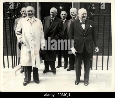 Sept. 29, 1954 - Premier Entertains Minister am Mittagessen.: Dr. Adenauer (Deutschland), Dr. Beyen (Holland), Premier Beh (Luxemburg, wurden unterhalten zum Mittagessen) an Nr. 10. Downing-Street heute von Sir Winston Churchill. Anwesend war auch Feldmarschall Viscount Montgomery.) Foto zeigt Foto auf den Stufen des Nr. 10. nach dem heutigen Mittagessen sind (L, R) Dr.Beyen (Holland), Dr. Adenauer (Deutschland), Viscount Montgomery, Sayyed Nuri el-SAID, Premierminister des Irak; Premier Bech (Luxemburg), und Sir Winston Churchill. Stockfoto