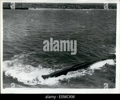 10. Oktober 1954 - hundert sterben In Japan Taifun: Hunderte Menschen starben, wenn die Eisenbahnfähre Toya Maru in Hakodate, aufgehoben Stockfoto