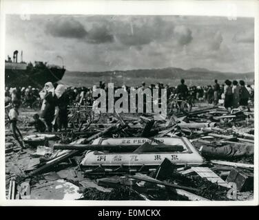 10. Oktober 1954 - Hunderte sterben In Japan Taifun: Hunderte von Menschen starben, als die Eisenbahnfähre Toya Maru in Hakodate, Japan, während der jüngste Taifun aufgehoben. Foto zeigt den Blick auf die Trümmer verstreut Hakodate Bucht - nach der Katastrophe. Stockfoto