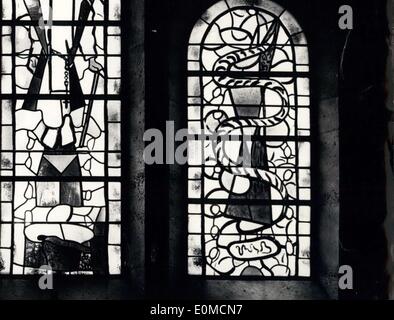 26. August 1954 - Stained Glass Windows gemalt von Georges Braque: Glasfenster für die Kapelle Saint-Dominique bei Varengeville, in der Nähe von Roue4n, gemalt von Georges Braque, der berühmte Maler '' kubistischen ''. Dies ist erste Mal Braque versucht seine Hand an der Malerei- und ganz successfulkly1 der Kirche. Stockfoto