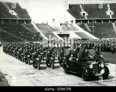 Sept. 03, 1954 - Berlin Polizeieinheiten kamen im Olympiastadion in Berlin für ihre jährliche '' Polizeisportsfest'', ein Ereignis für die Polizei. Stockfoto