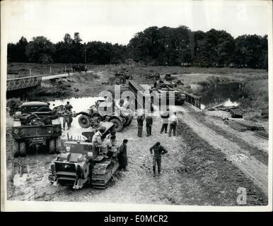 Sept. 08, 1954 - 09.08.54 Übung London Pride auf Salisbury Plain. Einige 12.000 Männer und 4.000 Fahrzeuge von der 56th (London) Armoured Division (TA) Übung London Pride auf Salisbury Plain führt durch. Die Übung soll die Division bei der Durchführung einer Ansatz-März gefolgt von eine gegen-Überquerung des Flusses Avon und ein Ausbruch von Brückenkopf gegen einen Feind bekannt, mit Atombomben ausgerüstet werden üben Stockfoto