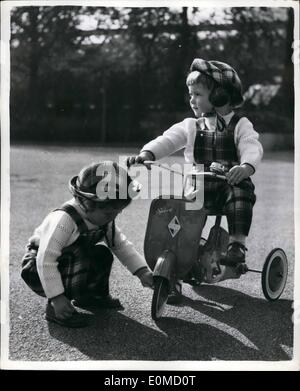 10. Oktober 1954 - haben die Bergman-Kinder Spaß - in einem Londoner Park. Reiten ihre Dreiräder.: während ihrer berühmten Mutter Ingrid Bergman die Titelrolle in "St. Joan'' im Teatro Stoll spielt, die Zwillinge Isabelle und Ingrid mit vierjähriger Robertino haben eine schöne Zeit in einem Londoner Park. Foto zeigt, dass Twin Isabelle und Ingrid mit ihren Dreirädern - in einem Londoner Park amüsieren Stockfoto
