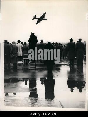 Sept. 09, 1954 - Farnborough Flugschau. Die heutige Vorschau. Foto zeigt, dass Zuschauer heute - im Regen sodding Boden bei Farnbourogh reflektiert wurden als sie sahen eine Canberra b. 8 Flugzeuge fliegen vorbei, während heutige Seitensprung Anzeige in der Vorschau der Society of British Aircraft Konstruktoren Display. Stockfoto