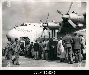 Sept. 09, 1954 - Farnborough Flugschau. Die heutige Vorschau. Foto zeigt die Schlange um den riesigen Blackburn Reverley Frachter am heutigen Vorschau der Gesellschaft der britischen Flugzeugen Konstruktoren Displat in Farnborough zu inspizieren. Stockfoto