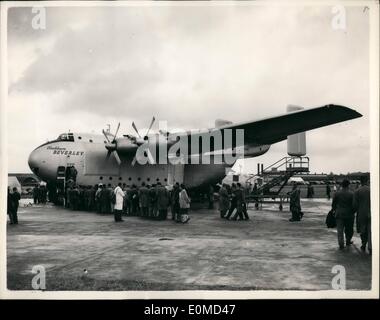 Sept. 09, 1954 - die Farnborough Airshow – Inspektion eine Blackburn Berverly öffentlich zugänglich. Angehörigen der öffentlichen Linie bis zu Stockfoto