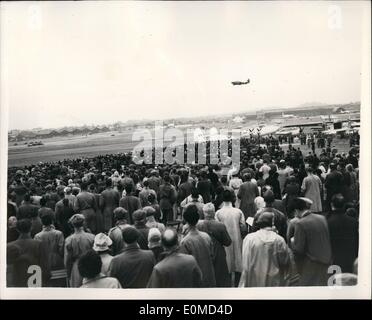 Sept. 09, 1954 - The Fa Rnborough Air Display - offen für das öffentliche Publikum beobachten Display von Meteor: Foto zeigt allgemeine Ansicht zeigt einem Abschnitt der riesigen Menge Flugvorführungen von einem Meteor während der Farnborough Air Display beobachten, die zum ersten Mal heute Nachmittag für die Öffentlichkeit zugänglich war. Stockfoto