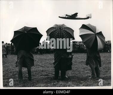 Sept. 09, 1954 - die Farnborough Air Show - fliegen - im Zug gerade öffentlich: Foto zeigt die Szene auf der Farnborough Air Show heute Nachmittag wie Mitglieder der Öffentlichkeit welchen Schutz bekommen sie können vor dem Regen - mit ihren Regenschirmen, wie sie eine Flugvorführung maschinell Proteus Botschafter der Bristol Aeroplane Company zu sehen. Stockfoto