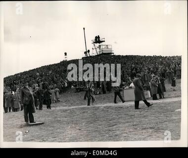 Sept. 09, 1954 - die Farnborough Air Display zweiten Tag - für die Öffentlichkeit zugänglich: Foto zeigt Teil der riesigen Menschenmenge beobachten den Flugvorführungen in Farnborough heute Nachmittag. Stockfoto