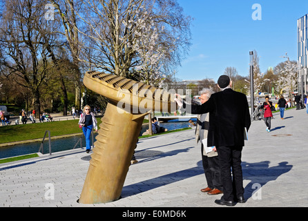 Nagel-Skulptur von Guenter Uecker am Einkaufszentrum Kö Bogen, Düsseldorf, Deutschland Stockfoto