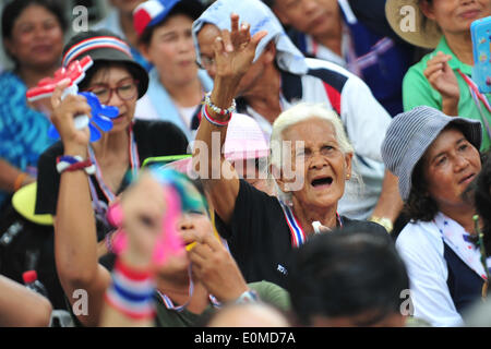 Bangkok, Thailand. 16. Mai 2014. Bei einer Kundgebung vor dem Parlamentsgebäude teilnehmen als Senatoren Debatte um Lösungen für politische Konflikt des Landes in Bangkok, Thailand, 16. Mai 2014 finden Thai Anti-Regierungs-Demonstranten. Bildnachweis: Rachen Sageamsak/Xinhua/Alamy Live-Nachrichten Stockfoto