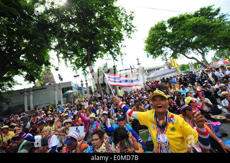 Bangkok, Thailand. 16. Mai 2014. Bei einer Kundgebung vor dem Parlamentsgebäude teilnehmen als Senatoren Debatte um Lösungen für politische Konflikt des Landes in Bangkok, Thailand, 16. Mai 2014 finden Thai Anti-Regierungs-Demonstranten. Bildnachweis: Rachen Sageamsak/Xinhua/Alamy Live-Nachrichten Stockfoto