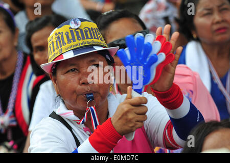 Bangkok, Thailand. 16. Mai 2014. Bei einer Kundgebung vor dem Parlamentsgebäude teilnehmen als Senatoren Debatte um Lösungen für politische Konflikt des Landes in Bangkok, Thailand, 16. Mai 2014 finden Thai Anti-Regierungs-Demonstranten. Bildnachweis: Rachen Sageamsak/Xinhua/Alamy Live-Nachrichten Stockfoto
