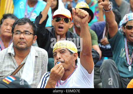 Bangkok, Thailand. 16. Mai 2014. Bei einer Kundgebung vor dem Parlamentsgebäude teilnehmen als Senatoren Debatte um Lösungen für politische Konflikt des Landes in Bangkok, Thailand, 16. Mai 2014 finden Thai Anti-Regierungs-Demonstranten. Bildnachweis: Rachen Sageamsak/Xinhua/Alamy Live-Nachrichten Stockfoto