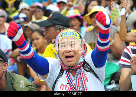 Bangkok, Thailand. 16. Mai 2014. Bei einer Kundgebung vor dem Parlamentsgebäude teilnehmen als Senatoren Debatte um Lösungen für politische Konflikt des Landes in Bangkok, Thailand, 16. Mai 2014 finden Thai Anti-Regierungs-Demonstranten. Bildnachweis: Rachen Sageamsak/Xinhua/Alamy Live-Nachrichten Stockfoto