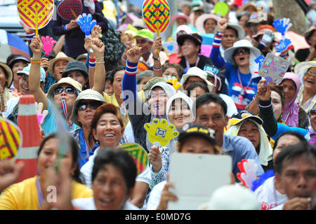 Bangkok, Thailand. 16. Mai 2014. Bei einer Kundgebung vor dem Parlamentsgebäude teilnehmen als Senatoren Debatte um Lösungen für politische Konflikt des Landes in Bangkok, Thailand, 16. Mai 2014 finden Thai Anti-Regierungs-Demonstranten. Bildnachweis: Rachen Sageamsak/Xinhua/Alamy Live-Nachrichten Stockfoto