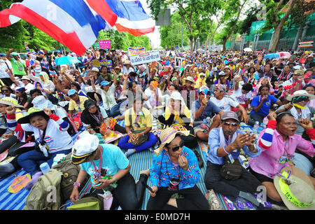 Bangkok, Thailand. 16. Mai 2014. Bei einer Kundgebung vor dem Parlamentsgebäude teilnehmen als Senatoren Debatte um Lösungen für politische Konflikt des Landes in Bangkok, Thailand, 16. Mai 2014 finden Thai Anti-Regierungs-Demonstranten. Bildnachweis: Rachen Sageamsak/Xinhua/Alamy Live-Nachrichten Stockfoto