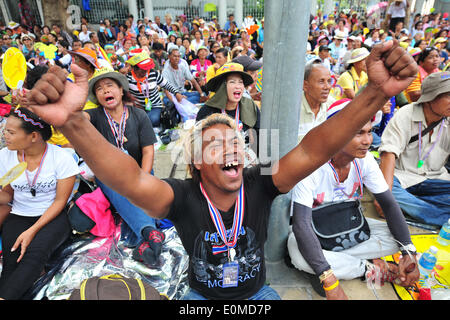 Bangkok, Thailand. 16. Mai 2014. Bei einer Kundgebung vor dem Parlamentsgebäude teilnehmen als Senatoren Debatte um Lösungen für politische Konflikt des Landes in Bangkok, Thailand, 16. Mai 2014 finden Thai Anti-Regierungs-Demonstranten. Bildnachweis: Rachen Sageamsak/Xinhua/Alamy Live-Nachrichten Stockfoto