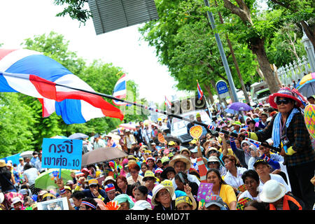 Bangkok, Thailand. 16. Mai 2014. Bei einer Kundgebung vor dem Parlamentsgebäude teilnehmen als Senatoren Debatte um Lösungen für politische Konflikt des Landes in Bangkok, Thailand, 16. Mai 2014 finden Thai Anti-Regierungs-Demonstranten. Bildnachweis: Rachen Sageamsak/Xinhua/Alamy Live-Nachrichten Stockfoto