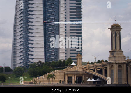 Putrajaya, Malaysia, 16. Mai 2014. Training Session Master Class bei der Red Bull Air Race Putrajaya 2014, Putrajaya See Precint 4-6, Putrajaya, Malaysia. am 16. Mai 2014. Bildnachweis: Sharkawi Che Din/Alamy Live-Nachrichten Stockfoto